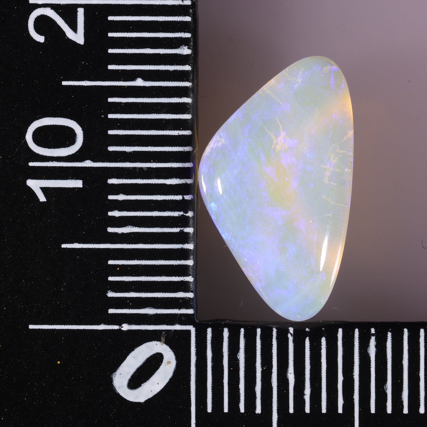 Coober Pedy White Opal 3.99 cts 37257